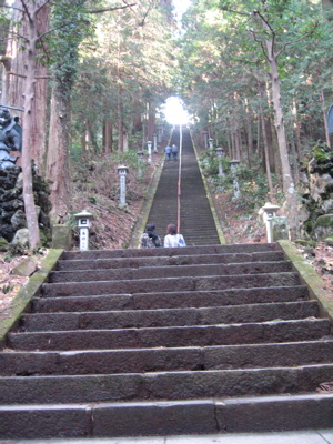 大雄山、奥の院への階段
